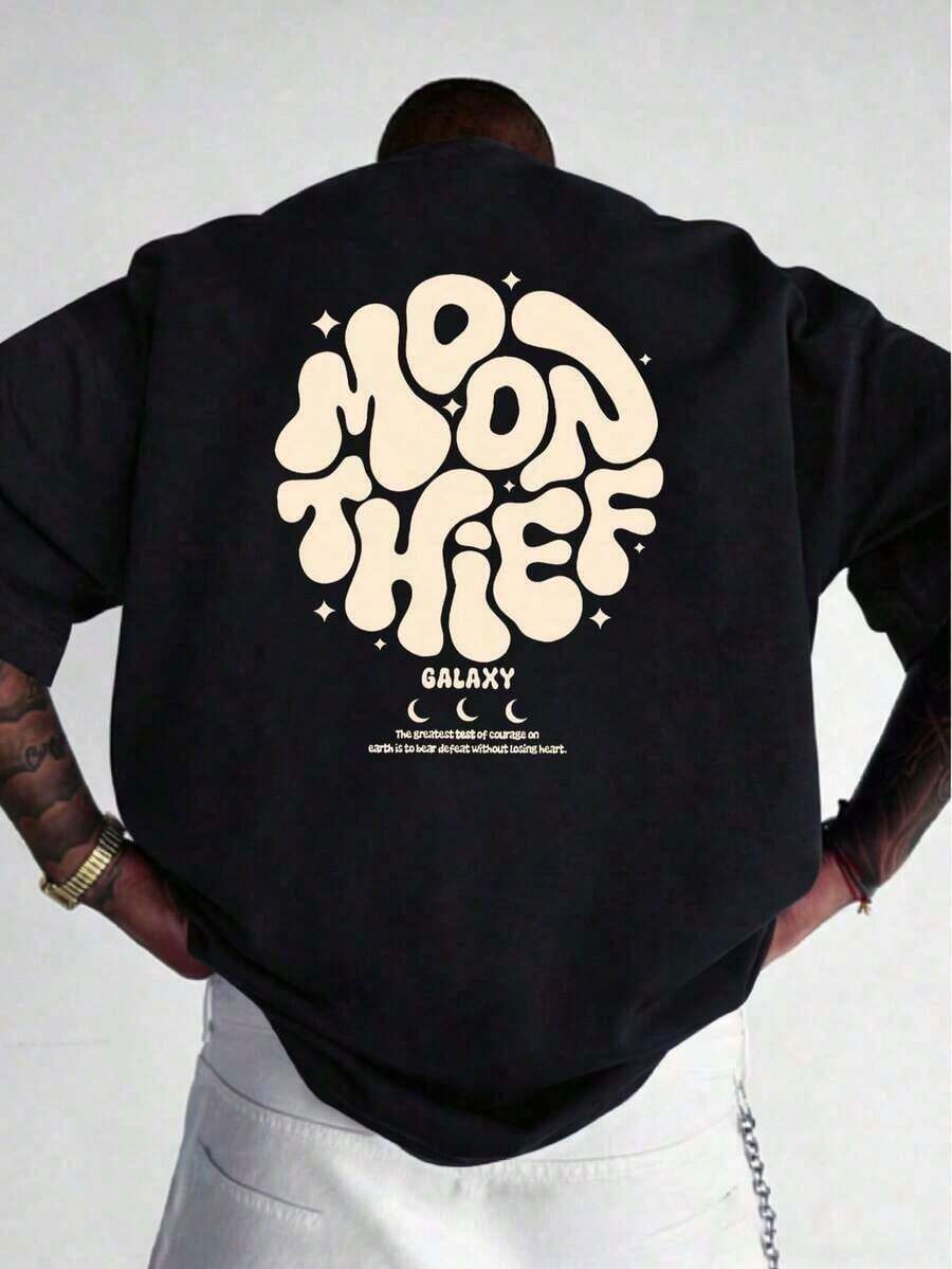 100% Pure Cotton, Breathable And Gentle On The Skin. Classic Crew Neck Design, Slim Fit, And Flattering For All Body Types. Fashionable Print With A Minimalist Style And High-Quality Finish. Unisex Design Perfect For Matching Outfits, Ideal For Everyday Wear, Dates, Leisure, And Streetwear – Versatile And Timeless. - 黑色 - 查看 1