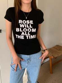 Camiseta de manga corta con estampado de letras estilo retro americano, diseño minimalista, corte ajustado, top casual adecuado para el verano, color blanco, estilo casual. - Negro - Ver 1