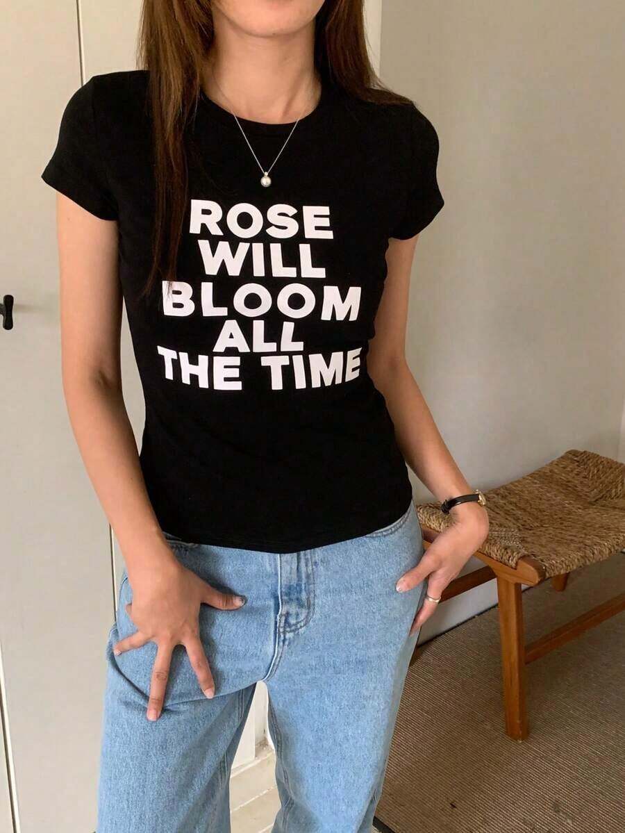 Camiseta de manga corta con estampado de letras estilo retro americano, diseño minimalista, corte ajustado, top casual adecuado para el verano, color blanco, estilo casual. - Negro - Ver 1