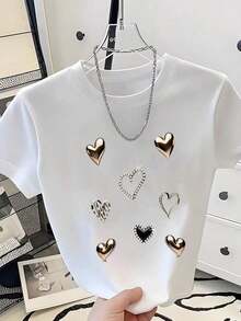 Esta camiseta holgada y transpirable presenta un diseño sencillo con corazones metálicos estampados y detalles de pedrería. Es una camiseta informal adecuada tanto para ocasiones festivas como para el uso diario. - Blanco - Ver 5