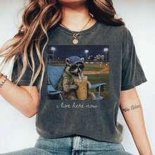 1 Piece Comfortable T-Shirt With "I Live Here Now" Raccoon Print - Soft Round Neck, Short Sleeve, Breathable Sports T-Shirt, Women's Activewear - Fun Graphic Design, Casual Outdoor Wear, Women's T-Shirts, Summer Tops, 180g, 100% Cotton. - 黑色 - 查看 11