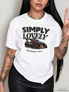 Un auto de carreras detallado con colores vibrantes y texto Simply Lovely arriba representa pasión y velocidad.Camiseta para mujer con 100% algodón y diseño audaz. - blanco - Ver 6