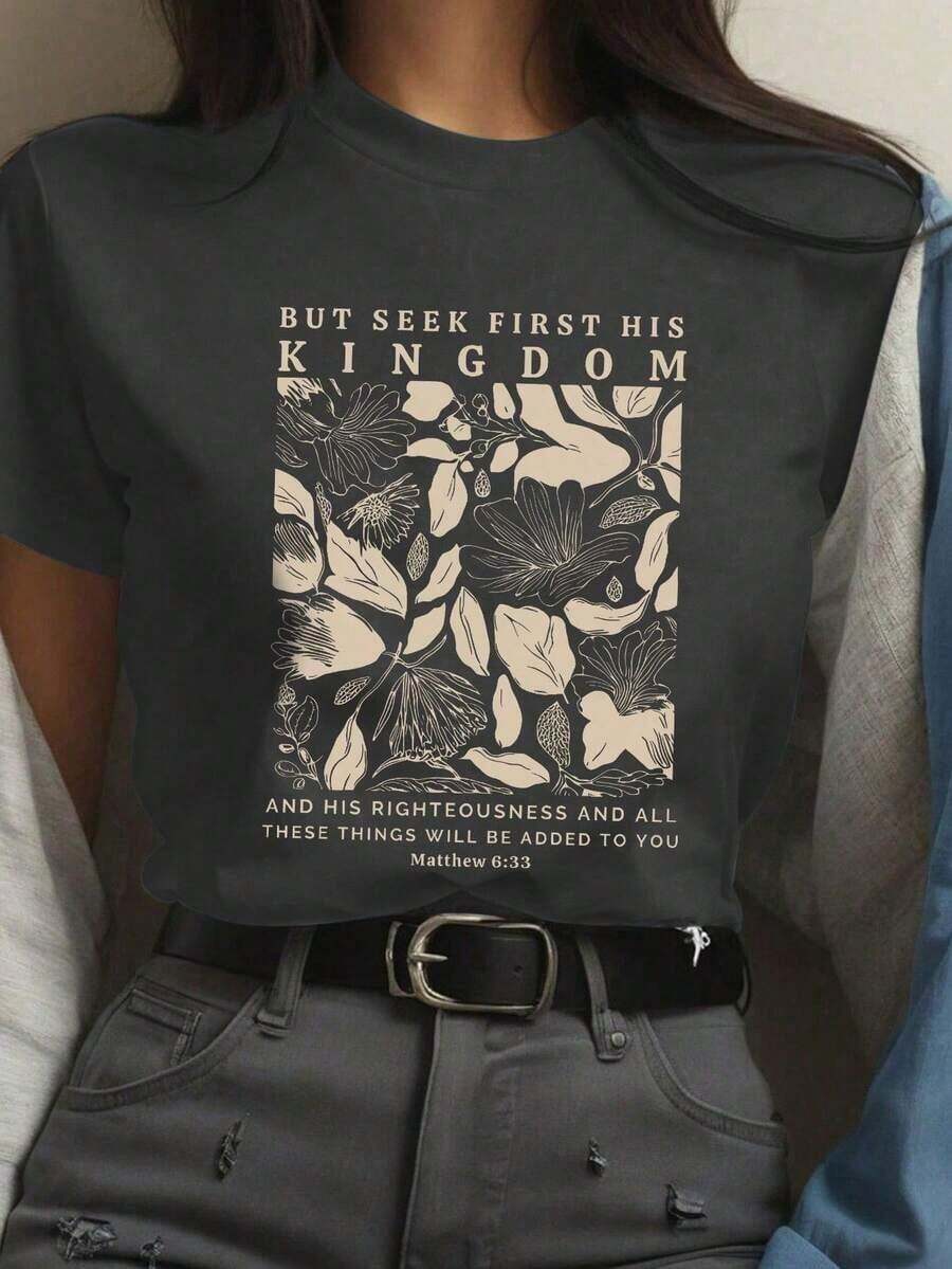 Casual Short-Sleeve T-Shirt With A Combined Alphabet Letter And Floral Print For Summer, BUT SEEK FIRST HIS KINGDOM AND HIS RIGHTEOUSNESS, AND ALL THESE THINGS WILL BE ADDED TO YOU Matthew 6:33 Women's Graphic Tees - 灰色的 - 查看 1
