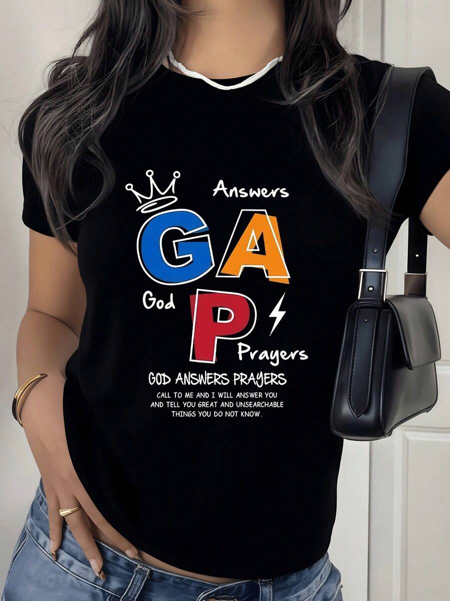 Símbolos coloridos de letras G A P representan fe esperanza y poder espiritual con una corona y un rayo evocando la fuerza divina en momentos de oración camiseta de mujer moderna y cómoda para uso diario - Negro - Ver 1
