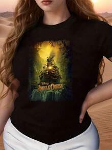 The Image Depicts An Exciting Jungle Adventure With A Boat Traversing A Mysterious River Surrounded By  Vegetation And Golden Light, Symbolizing Courage And Discovery. A Comfortable, Casual Women's T-Shirt For Everyday Wear. - 黑色 - 查看 1