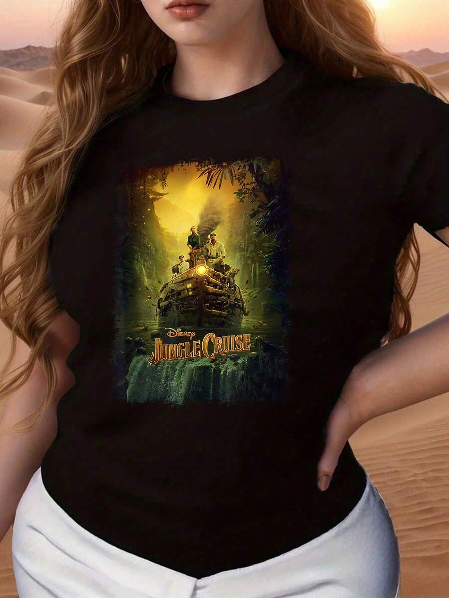 The Image Depicts An Exciting Jungle Adventure With A Boat Traversing A Mysterious River Surrounded By Vegetation And Golden Light, Symbolizing Courage And Discovery. A Comfortable, Casual Women's T-Shirt For Everyday Wear. - 黑色 - 查看 1