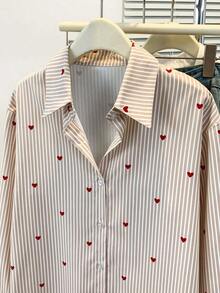 Blusa de mujer con cuello polo, estampado de corazones y rayas - Camisa casual de manga larga con botones, adecuada para uso diario en primavera, verano y otoño - Rayas marrones - Ver 5