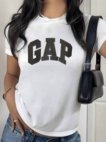 Letras grandes en el pecho que representan fuerza confianza y modernidad en estilo urbano sobre fondo claro camiseta de mujer con aspecto casual y cómodo ideal para uso diario - Blanco - Ver 8