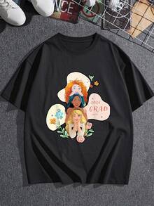 Ilustración de dos chicas abrazadas celebrando la graduación con flores coloridas y símbolos de amistad y logro personal camiseta de mujer  casual cómoda para uso diario y regalo especial - Negro - Ver 3