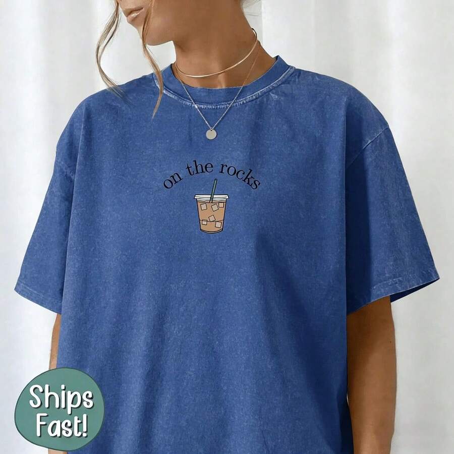Estilo Y2K, estilo de moda, lo más nuevo de 2026, estilo lindo, estilo casual. 1 pieza de camiseta holgada de talla grande para mujer, 100% algodón, con diseño estampado de café helado "On The Rocks", perfecta para visitas a cafeterías, desplazamientos matutinos y uso diario para amantes del café, mostrando la actitud casual de la cultura del café estadounidense, 180g (S-XXXL). - Azul-2 - Ver 1