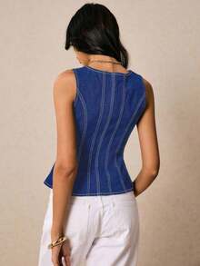Nuevas blusas vaqueras de mujer con escote cuadrado, tirantes, decoración de hebilla metálica, volante en la cintura y dobladillo con volantes. Ropa de otoño en denim azul oscuro. Moda elegante francesa para uso diario y de viaje - Azul lavado oscuro - Ver 2