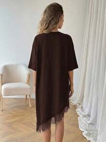 Vestido de talla media de manga corta con bajo asimétrico, de uso diario, de vacaciones y casual, de unicolor con parches de encaje, de moda básica para mujeres - Marrón - Ver 2