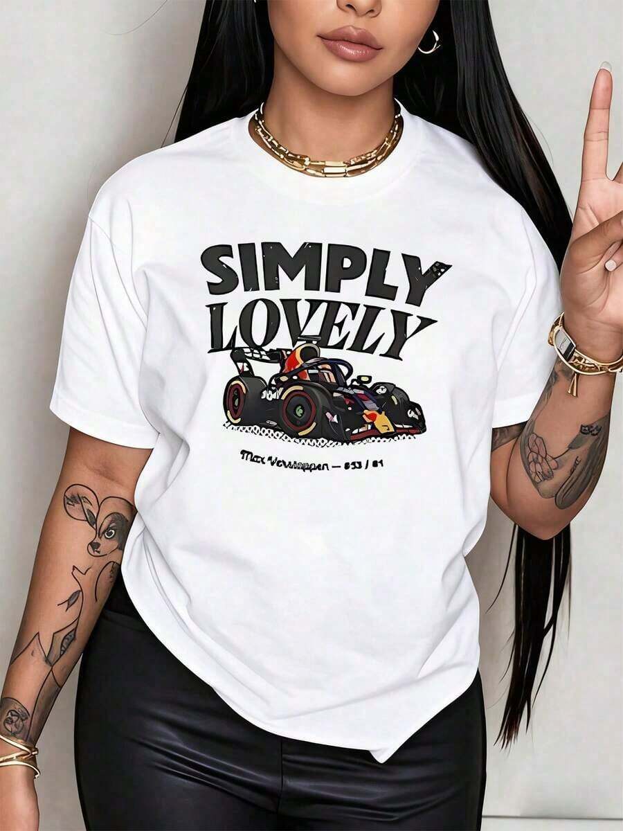 Un auto de carreras detallado con colores vibrantes y texto Simply Lovely arriba representa pasión y velocidad.Camiseta para mujer con 100% algodón y diseño audaz. - blanco - Ver 1
