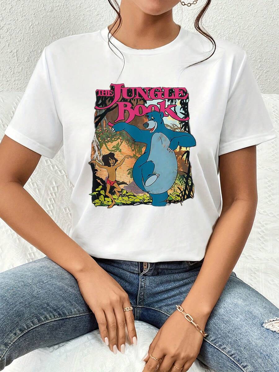 Imagen inspirada en una aventura selvática con un oso amistoso y un niño explorador celebrando la libertad y la alegría de la naturaleza, camiseta de mujer cómoda y casual para uso diario - Blanco - Ver 1