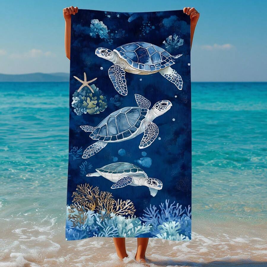 1 Stück extra große marineblau Ozean Schildkröte Muster Strandtuch, Aquarellstruktur Schildkröte und Koralle, hüllen Sie sich in die Sanftheit und Kühle der Tiefsee ein. Dieses Gemälde verwendet ein tiefes Indigoblau als Basis und verwendet Aquarell, um eine Unterwasseratmosphäre zu schaffen, mit drei eleganten blauen Meeresschildkröten, die von Korallen, Seesternen und Blasen begleitet werden, und verströmt eine heilende Ozeanvibe.