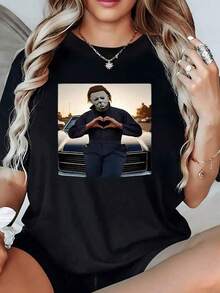 Imagen de una persona formando un corazón con las manos frente a un coche al atardecer simbolizando amor y energía positiva camiseta para mujer 100% algodón cómoda y moderna - Negro - Ver 2