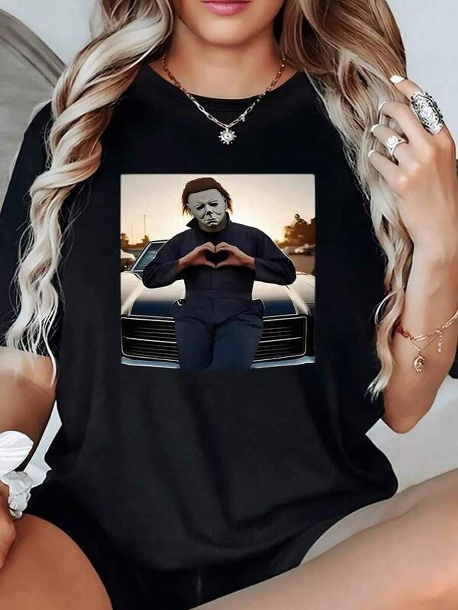Imagen de una persona formando un corazón con las manos frente a un coche al atardecer simbolizando amor y energía positiva camiseta para mujer 100% algodón cómoda y moderna