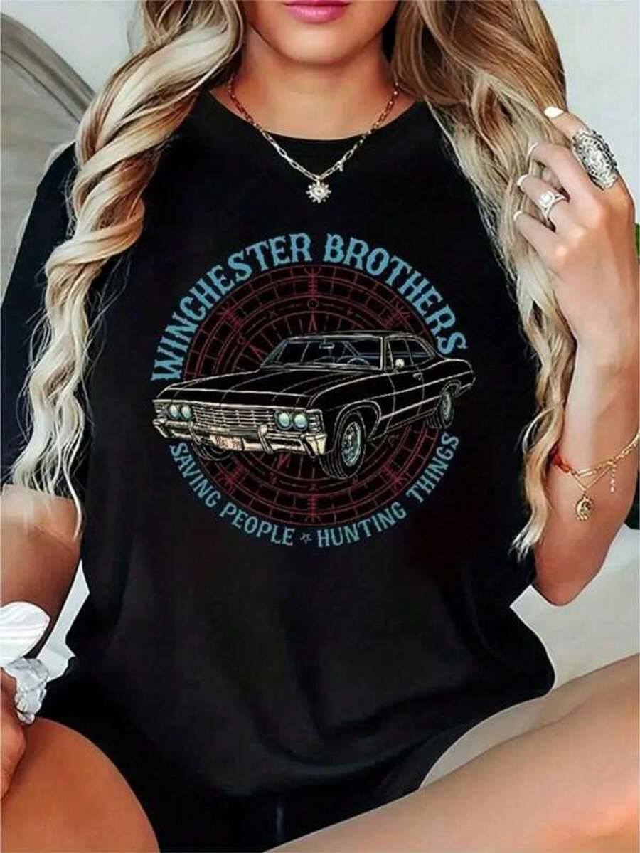 Camiseta Negra de Manga Corta para Mujer - Estampado Winchester Brothers con Coche Vintage y Diseño Geométrico, Letras Atrevidas, Cuello Redondo Casual, Lavable a Máquina Todo el Año, Camisetas Lindas, Ropa Diaria, Estilo Retro, Camisa Cómoda, Conjunto Cotidiano, Tee Duradera, Camiseta Estampada, Moda Actual