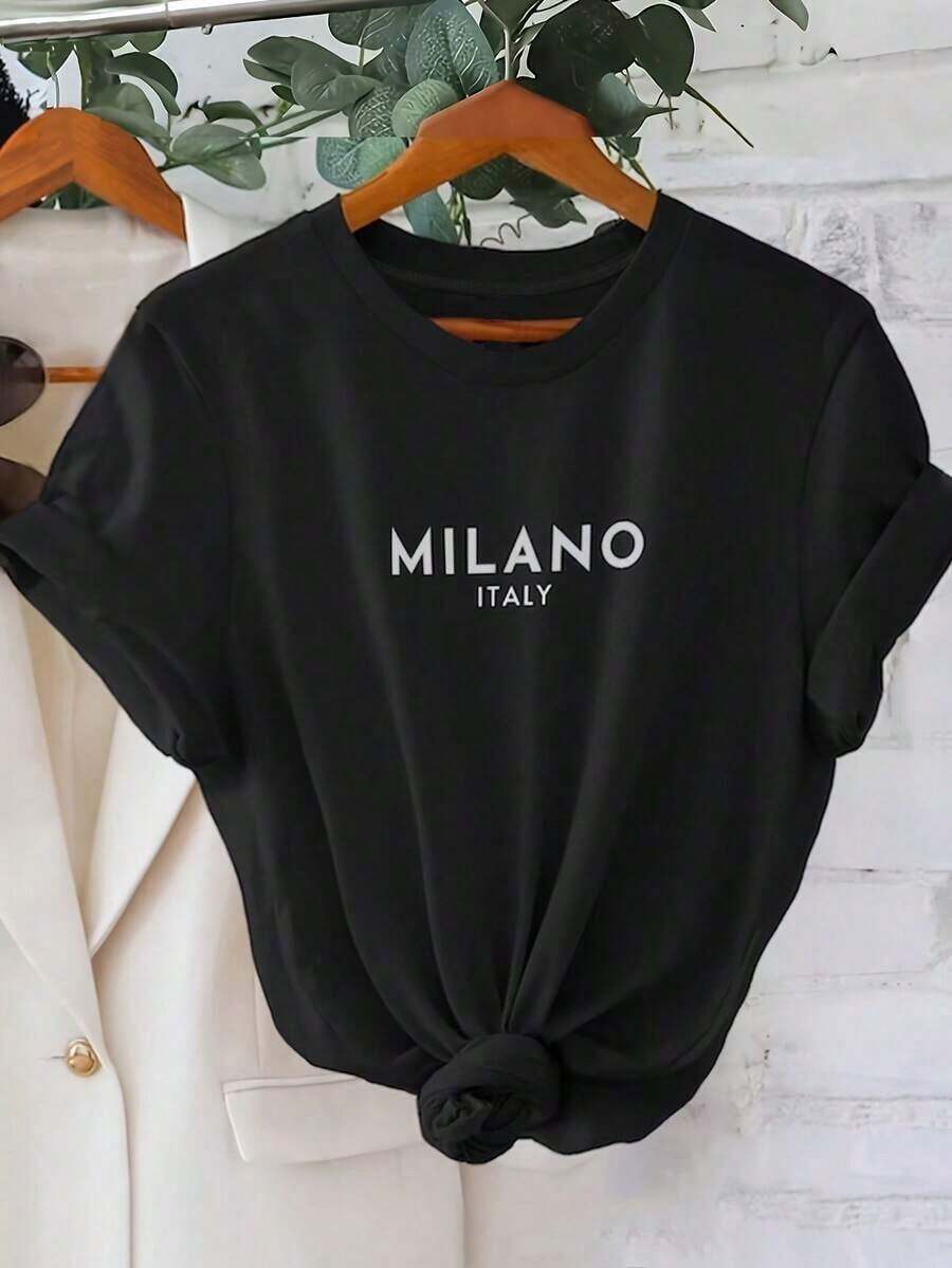 Nuevas llegadas para el verano. [Camiseta Relajada de Talla Grande] Camiseta con Estampado de Letras Milano, Top Casual de Manga Corta con Cuello Redondo para Primavera y Verano, Ropa de Mujer, Camiseta Deportiva, Blusa, Camisa > Hermosa. - Negro - Ver 1