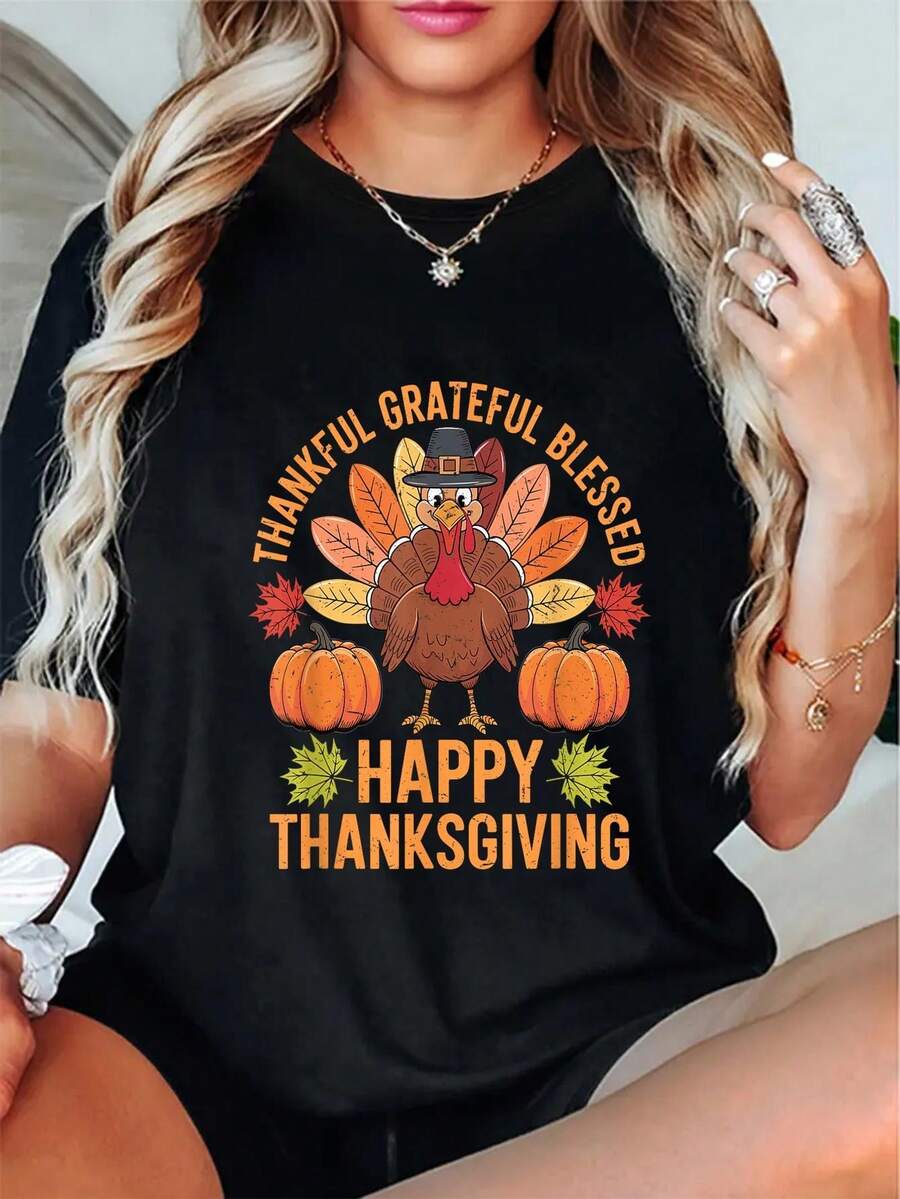 Soft's New Thanksgiving-Themed Women's T-Shirt Features A Design Decorated With Turkeys, Pumpkins, And Leaves, Making It Perfect For Casual Wear During Fall And Thanksgiving Celebrations. This Short-Sleeved, Crew-Neck Tee Has A Fun Design And Medium Stretch. Made From 100% Cotton, It's Breathable And Ideal For Everyday Casual Wear. - 黑色 - 查看 1