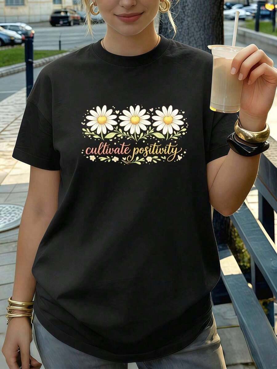 Cultivate Positivity. Daisy Print T-Shirt. Premium Fabric, Crew Neck, Relaxed Fit, Comfortable, Graphic Design. Beautiful Blouses, 100% Cotton. - 黑色 - 查看 1