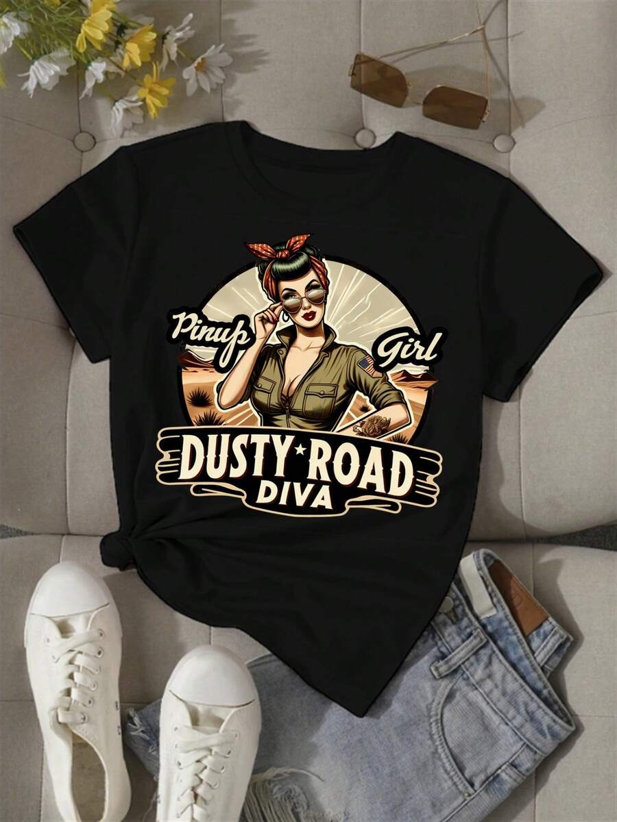 Highway Beauty: El encanto de las mujeres vintage en la polvorienta carretera - Una camiseta deportiva vibrante para la moda y el ocio femenino - Cómoda camiseta de manga corta con cuello redondo para todas las estaciones - Negro - Ver 1