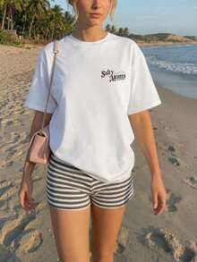 Una camiseta de manga corta para mujer con estilo retro americano, de diseño holgado y estampado (los pantalones son solo sugerencias de estilo). Este artículo sencillo y elegante presenta patrones de texto con temática tropical, siendo un elemento imprescindible para crear un estilo relajado de vacaciones. Es muy adecuado para ocasiones como el Día del Trabajo y el Día de la Independencia de México. La gruesa camiseta multicolor está hecha de 100% algodón con estampados modernos, y es adecuada tanto para hombres como para mujeres. Es un estilo completamente nuevo para primavera/verano/otoño, transpirable y cómodo, sencillo y versátil. - Blanco - Ver 2