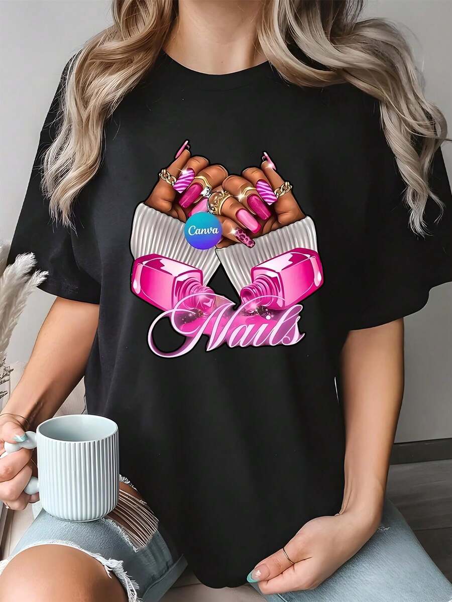 Camisetas de mujer: Camiseta básica minimalista con un encantador diseño de uñas en rosa - Camiseta moderna con diseño de uñas acrílicas, cuello redondo cómodo, suave y transpirable - Un regalo de moda ideal para mujeres, técnicos de uñas y entusiastas de la belleza para uso diario informal. - Negro - Ver 1