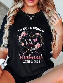 Women's Plus Size T-Shirt "I'm Not A Widow, I'm A Wife To A Husband With Wings" - Floral Heart And Wings Print, Casual Black Summer T-Shirt, Machine Washable Crew Neck, Plus Size Clothing | Angel Wings Design | Durable Shirt - 黑色 - 查看 1