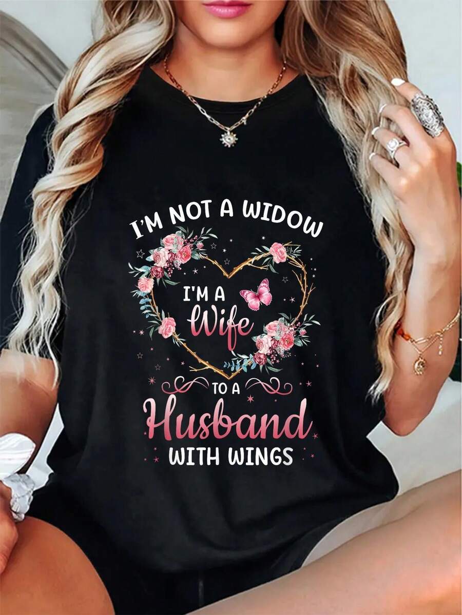 Women's Plus Size T-Shirt "I'm Not A Widow, I'm A Wife To A Husband With Wings" - Floral Heart And Wings Print, Casual Black Summer T-Shirt, Machine Washable Crew Neck, Plus Size Clothing | Angel Wings Design | Durable Shirt - 黑色 - 查看 1
