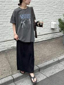 Retro Style Band Print Short Sleeve T-Shirt, Dark Grey, 100% Cotton, Casual Rock Style For Women, Women's Short Sleeve T-Shirt, Women's Top, T-Shirt, 100% Cotton, For Women, Regular Length, Comfortable Pure Cotton Fabric, Machine Washable. - 深灰色 - 查看 2