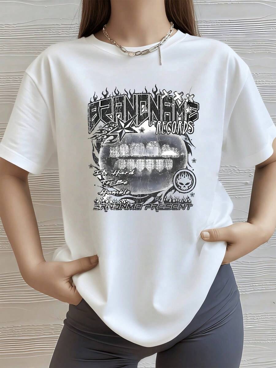 Llamas ardientes en torno a una boca metálica simbolizan fuerza desafiante libertad urbana y actitud rebelde camiseta de mujer blanca moderna para uso casual - Blanco - Ver 1