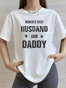 Texto divertido que celebra con tipografía audaz el orgullo por el mejor esposo y padre del mundo con estrellas que simbolizan amor y gratitud camiseta de mujer casual cómoda ideal para regalo familiar - Blanco - Ver 1