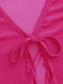 Top de malla con mangas acampanadas, abertura frontal con nudo, y ribete de lechuga.Top casual de mujer de ajuste regular, con cuello en V, mangas acampanadas con volante, y efecto colorblock en negro.Prenda de mujer sencilla para primavera/o - Rosa Fucsia - Ver 4