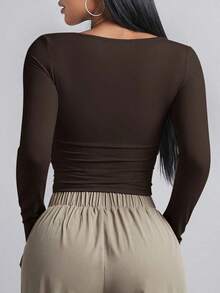 Camiseta crop de cuello cuadrado fruncido lateral - Café integral - Ver 2