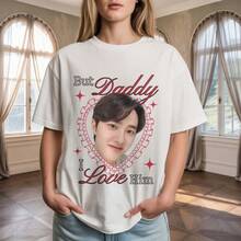 Seong-Soo's "But Dad, I Love You" T-Shirt, Valentine's Day Design Tee. Women's Casual T-Shirts: A Collection That Includes Casual Tees, Tops, And T-Shirts Ideal For Everyday Wear. Made With Lightweight And Breathable Fabrics, These Garments Feature A Vintage-Inspired Aesthetic, Making Them A Great Choice For Both College Life And Everyday Outfits. The Designs Are Charming And Pretty, With A Comfortable And Flattering Cut. Thanks To Their Classic Style, Soft-To-The-Touch Fabrics, And Pleasant Feel Against The Skin, These Garments Have A Distinctive Mexican-Inspired Flair. - 白色 - 查看 11