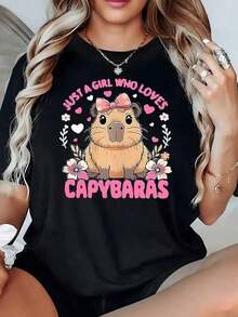 Ilustración tierna de carpincho con lazo rosa rodeado de corazones y flores que simboliza amor por los animales camiseta para mujer 100% algodón suave y cómoda - Negro - Ver 2