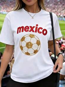 Camiseta de mujer de manga corta, estampado 2D de letras, letras rojas brillantes con balón de fútbol de cristales dorados y blancos, diseño brillante, cuello redondo casual - Blanco - Ver 1