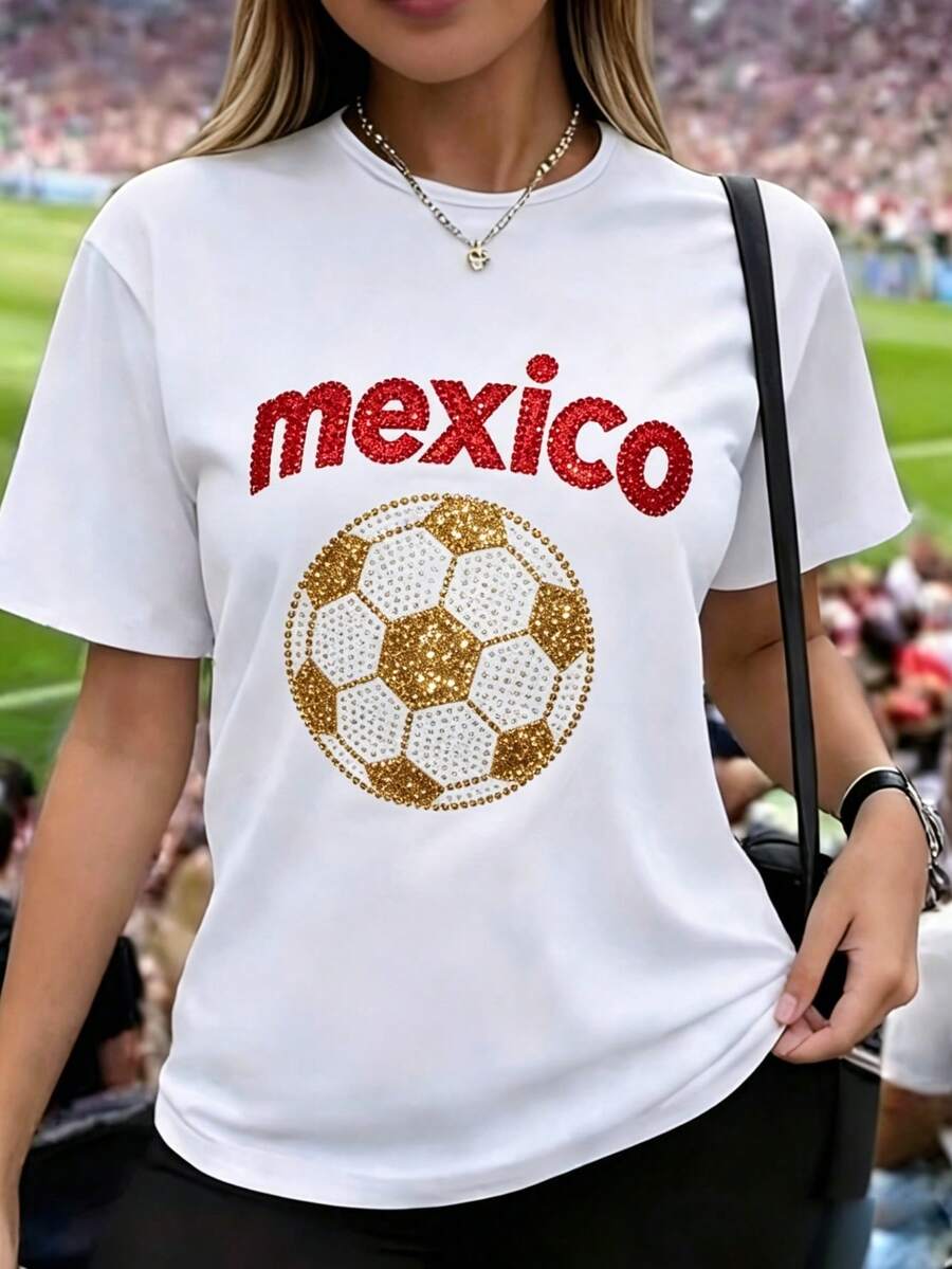 Camiseta de mujer de manga corta, estampado 2D de letras, letras rojas brillantes con balón de fútbol de cristales dorados y blancos, diseño brillante, cuello redondo casual - Blanco - Ver 1