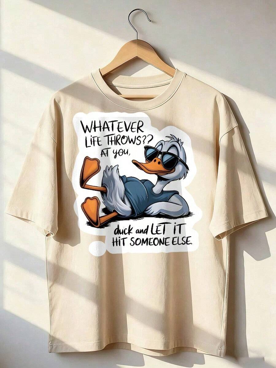 Camiseta con Pato Relajado y Frase "Whatever Life Throws at You",Camiseta de manga corta de moda para primavera y verano de 2026, hecha en México, 180 gramos. Estampado de dibujos animados, modelo de pareja, apta para uso interior o exterior. Cuello redondo, unisex, ideal para oficina y ocio. Paquete de una pieza. - APR-P631577SLNDXZGY378 - Ver 1
