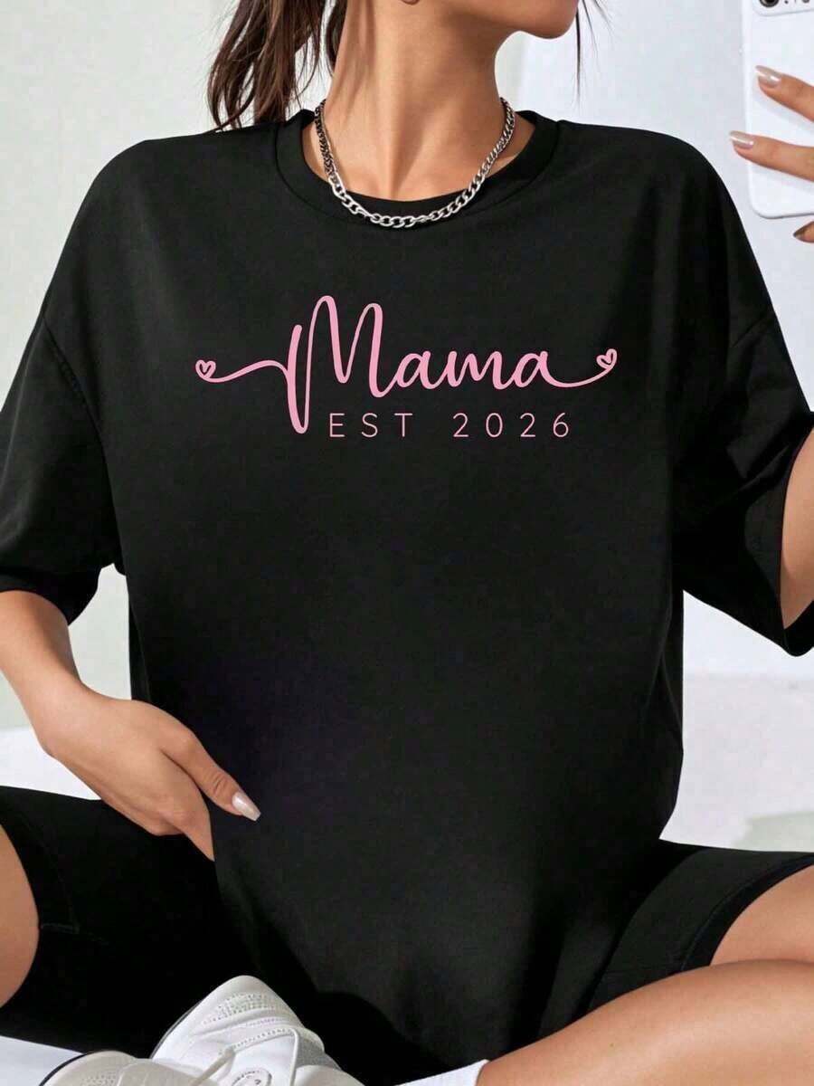Camiseta de Maternidad 100% Mama Est 2026 para Futuras Mamás, Regalo de Anuncio de Embarazo, Camiseta Negra de Talla Grande, Ropa Casual de Moda para Mujer, Conjuntos de Pascua para Mujer, Camiseta con Estampado 'Mom Life', Conjuntos de Regalo para el Día de la Madre, Conjuntos para el Día de la Enfermera, Camiseta Gráfica Divertida de Talla Grande para Mujer. Y un estampado sofisticado de letras simples, ideal como prenda básica; Hecho de tela suave con excelente caída. - Estilo - Ver 1