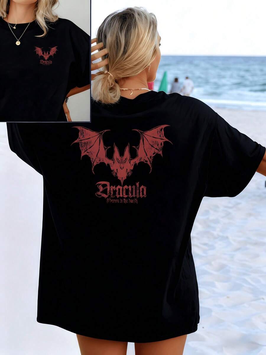 A Red Bat With Outstretched Wings Symbolizes Power, Mystery, And Inner Strength, Accompanied By Gothic Lettering That Evokes Bravery And Dark Energy. This Women's Double-Print T-Shirt Is Ideal For Modern Looks. - 黑色 - 查看 1