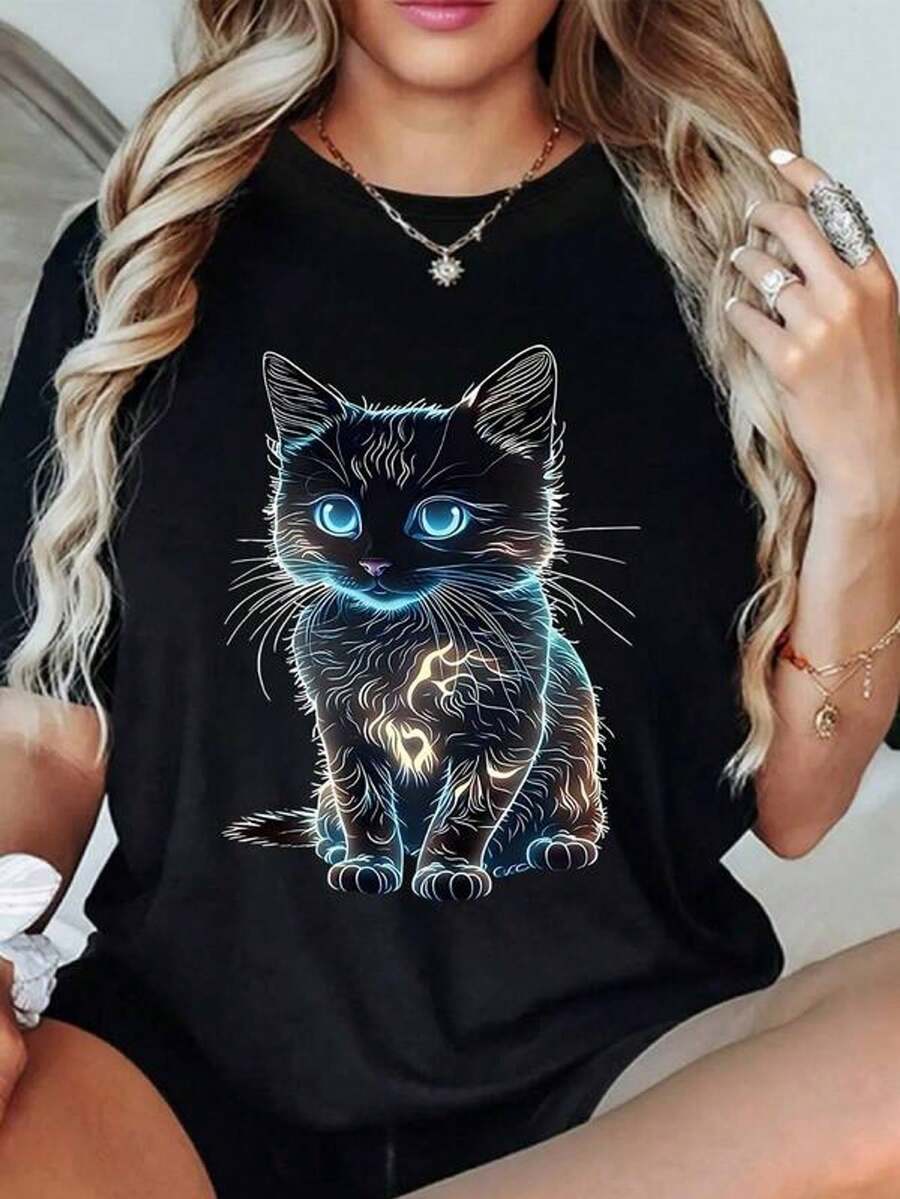 Luminous Cat With Bright Blue Eyes Symbolizing Intuition And The Mystical Energy Of The Night. 220g Soft, Comfortable, And Casual Women's T-Shirt. - 黑色 - 查看 1