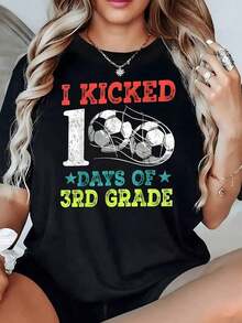 El estampado celebra con energía haber completado 100 días de estudio simbolizado por balones de fútbol que transmiten logro y entusiasmo educativo camiseta para mujer 100% algodón casual y cómoda - Negro - Ver 2