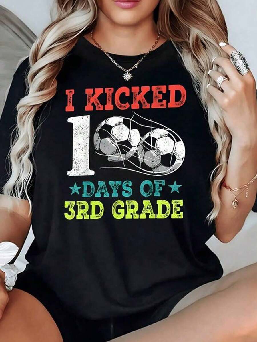 El estampado celebra con energía haber completado 100 días de estudio simbolizado por balones de fútbol que transmiten logro y entusiasmo educativo camiseta para mujer 100% algodón casual y cómoda