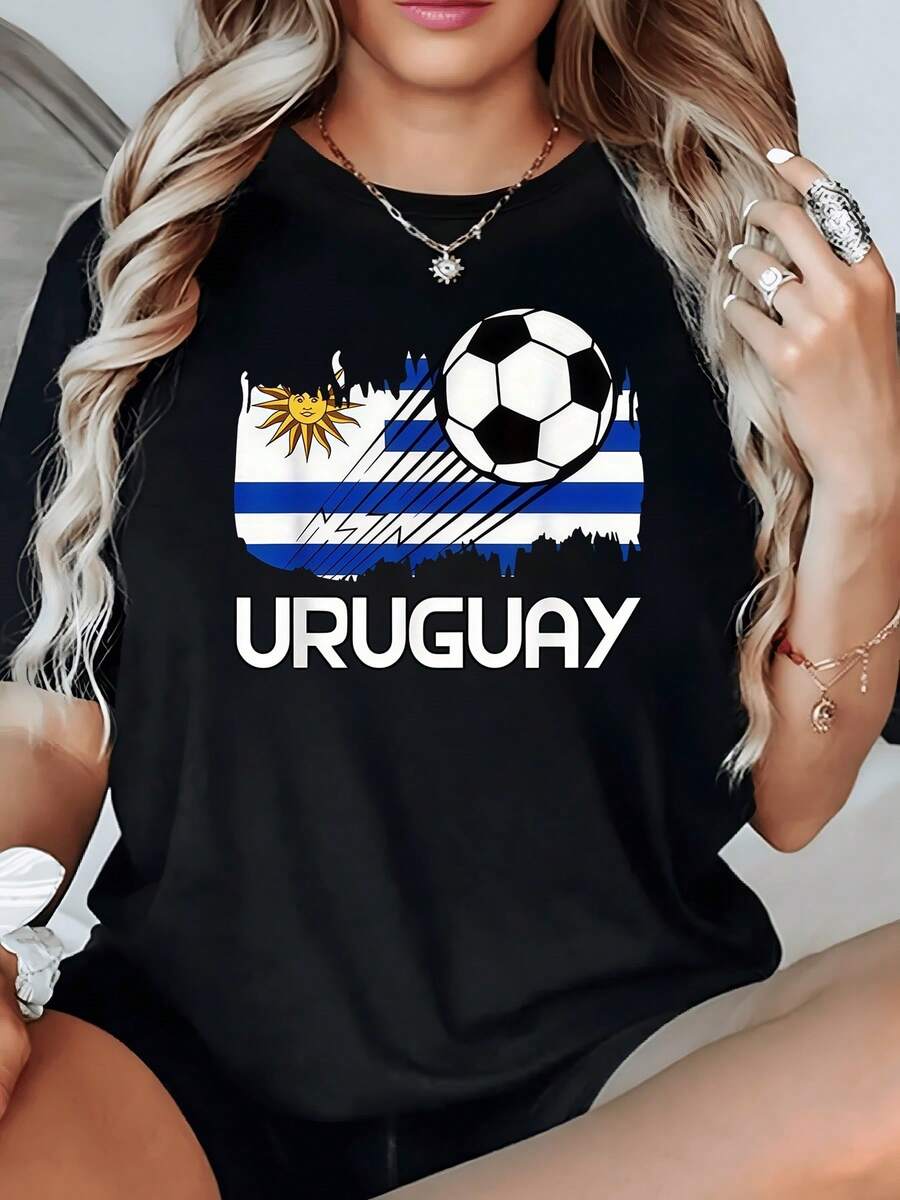 Bandera uruguaya con sol radiante y balón de fútbol que simboliza la pasión por el deporte y el orgullo nacional en cada detalle camiseta de mujer cómoda y moderna ideal para mostrar amor por Uruguay - Negro - Ver 1