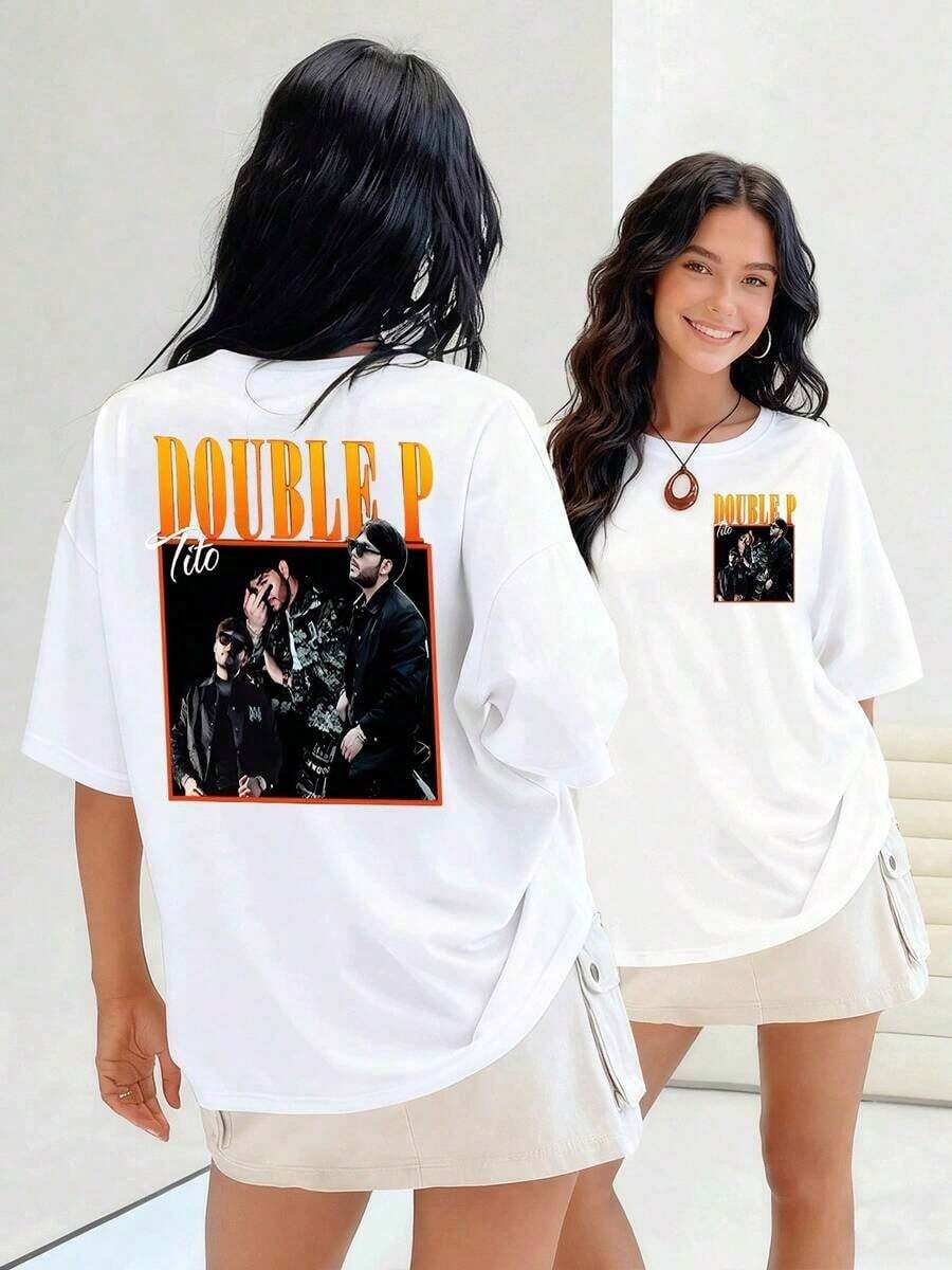 Tres figuras con gafas de sol y actitud segura, camiseta para mujer con impresión digital que captura la esencia urbana moderna. 100% algodón. Ideal para un look casual y atrevido. Adecuado para primavera, verano y otoño. - Blanco - Ver 1
