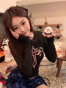レディース トップス 長袖 Tシャツ カットソー ロンT 十字架 クロス プリント 箔プリント タイト 細見え 着痩せ スタイルアップ 骨格ウェーブ 地雷系 サブカル ゴシック パンク ロック Y2K ギャル ストリート ダンス 衣装 ライブ フェス イベント クラブ 派手 個性的 クール カッコいい ブラック 黒 クルーネック ストレッチ 伸縮性 フィット感 10代 20代 韓国ファッション ギャル服 春 秋 冬 インナー 重ね着 抜け感 ワンサイズ 舞台衣装 撮影用 映え 闇可愛い 病みかわ 痩せ見え ボディライン 強め オシャレ - ブラック - チェックする 1