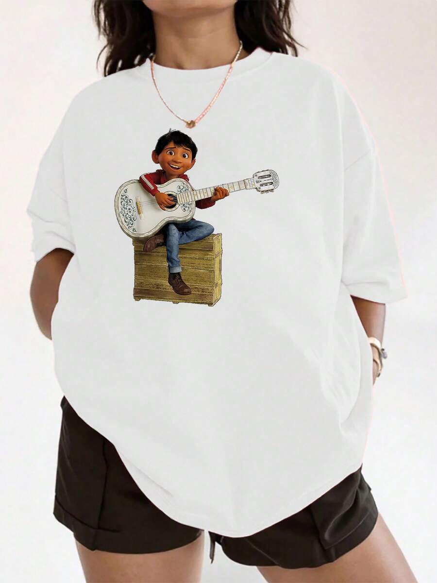 Image Of A Child Sitting On A Box Playing A White Guitar, Symbolizing Passion And Connection With Music, Conveying Emotion And Creativity In Every Chord. Comfortable, Modern Women's T-Shirt, Ideal For Everyday Wear. - 白色 - 查看 1