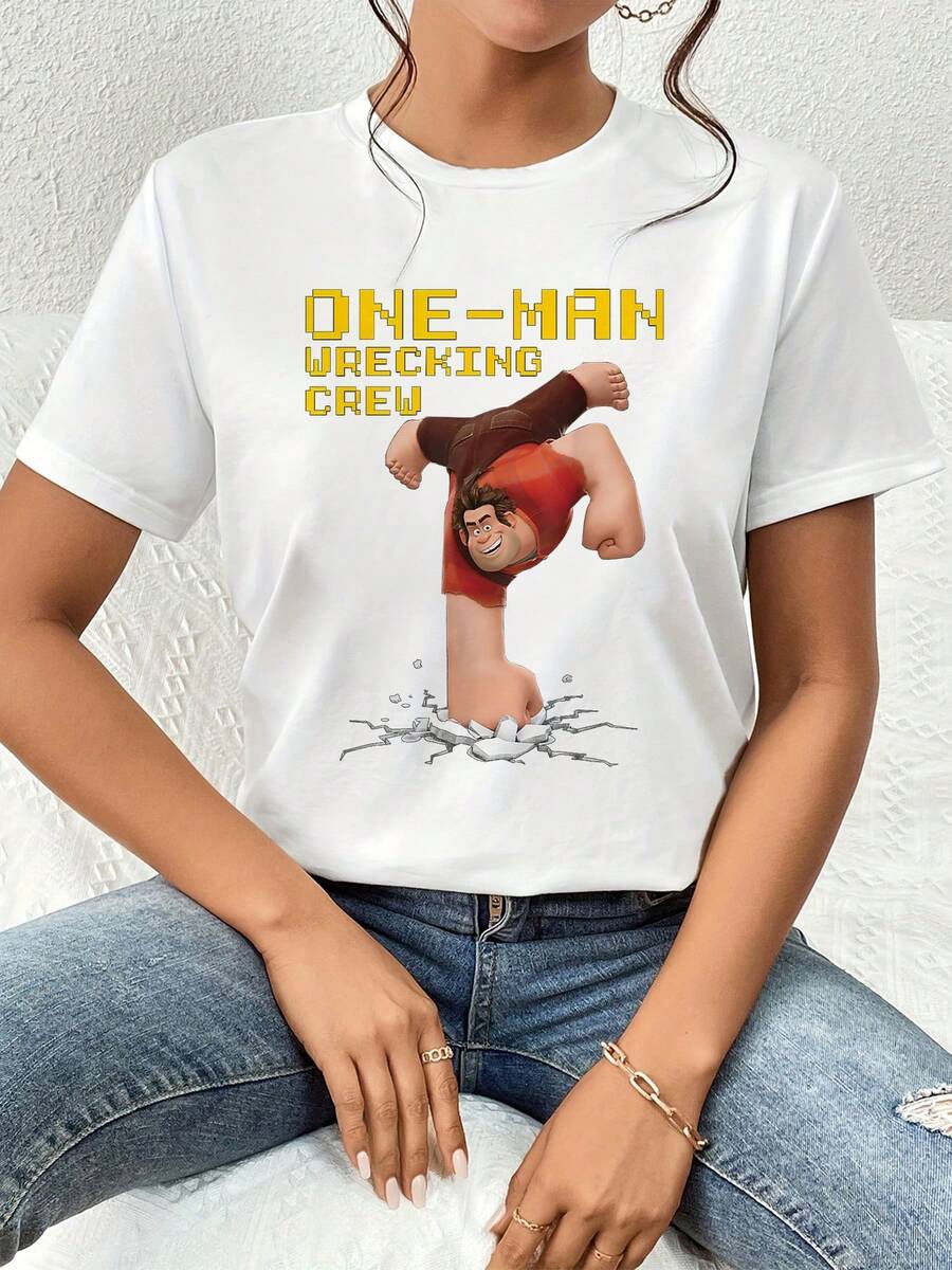Imagen de un personaje fuerte rompiendo el suelo que simboliza energía y determinación con el texto ONEMAN WRECKING CREW en estilo de videojuego clásico ideal para mujeres que aman la actitud valiente camiseta de mujer casual cómoda para diario - Blanco - Ver 1